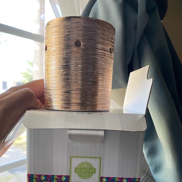 New Plug In Scentsy Warmer :Rose Gold Mini Warmer - Picture 2 of 4